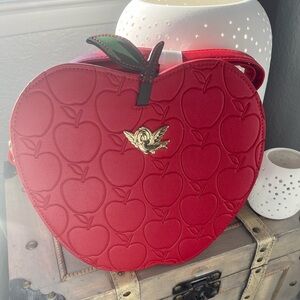 Disney Loungefly NWT Snow White Apple Quilted crossbody